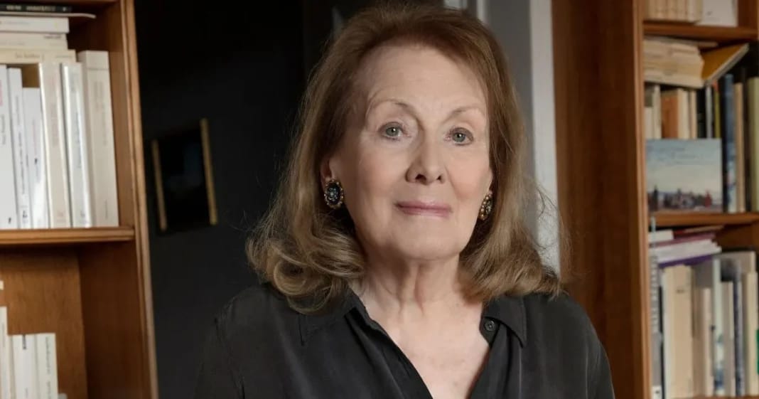Portrait d'Annie Ernaux, célèbre écrivaine française, dans un cadre intérieur.