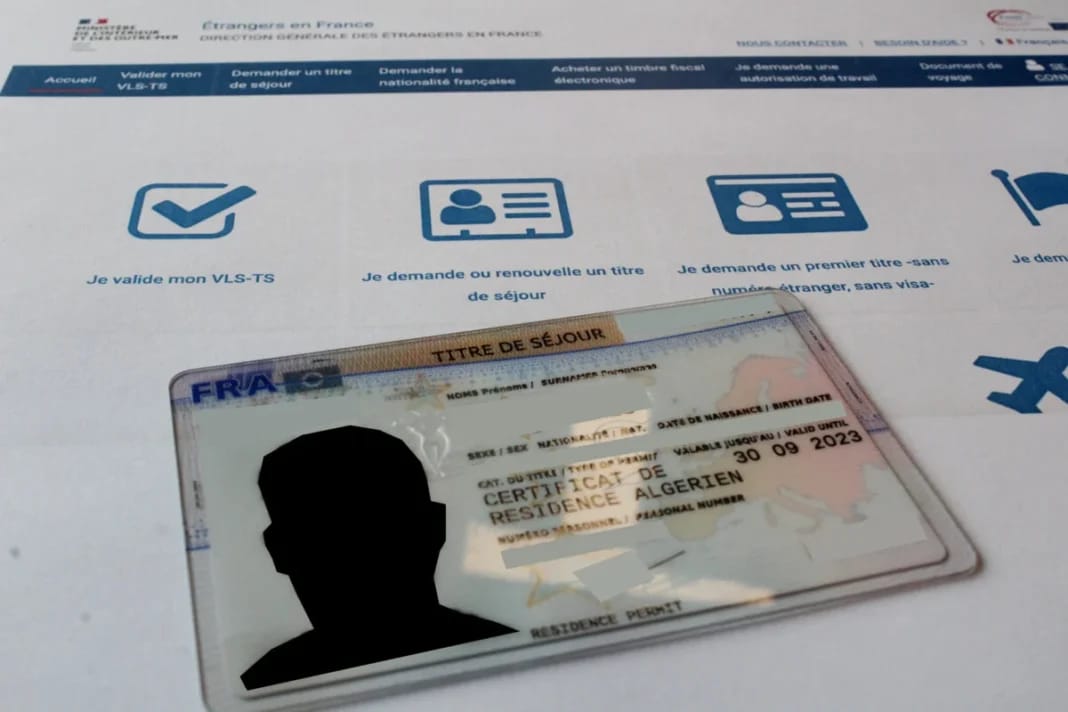 Immigration en France : une bonne et une mauvaise nouvelle pour les sans-papiers Titre de séjour résidence Algerien avec photo d'identité.