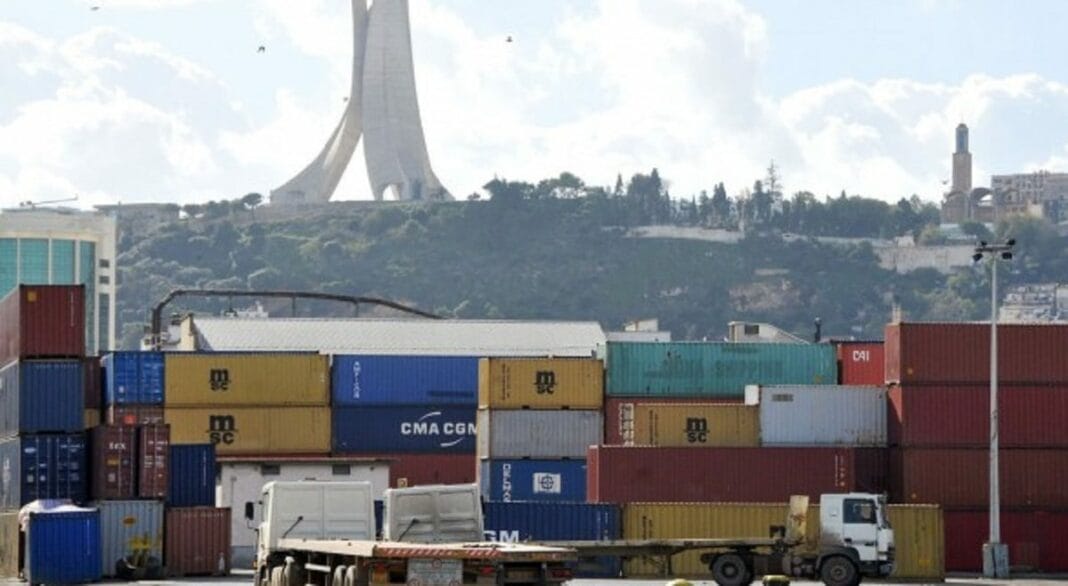 Conteneurs de fret colorés au port d'Alger, Algérie, en attente d'importation.