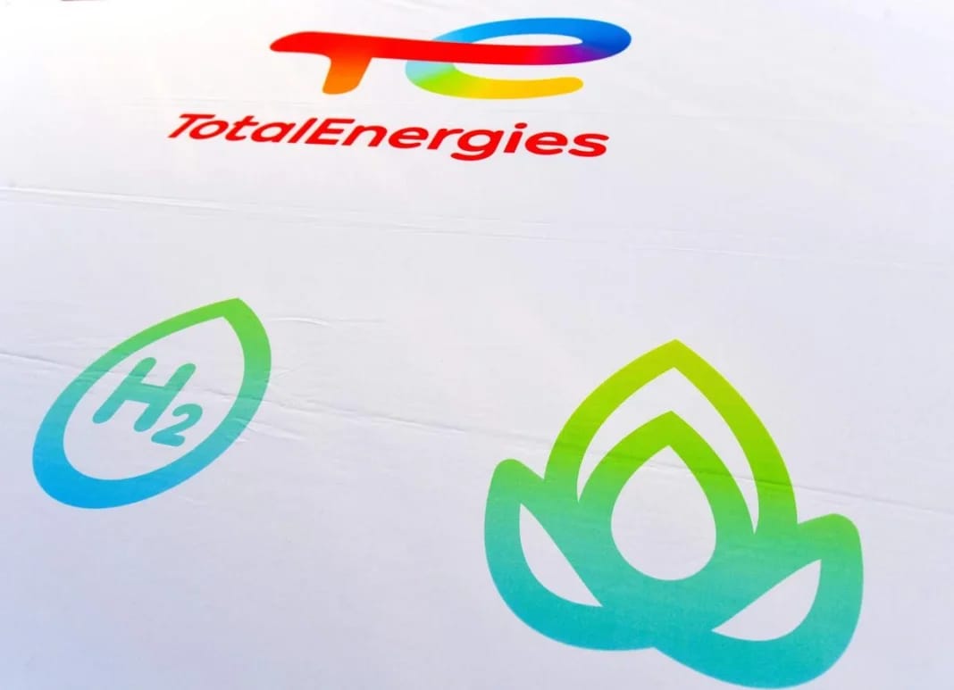 Logo de TotalEnergies avec symbole d'hydrogène et de développement durable.