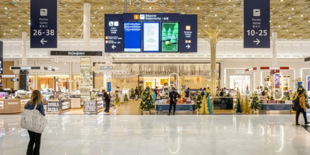 Aéroport avec voyageurs, écrans d'information et décorations de Noël.