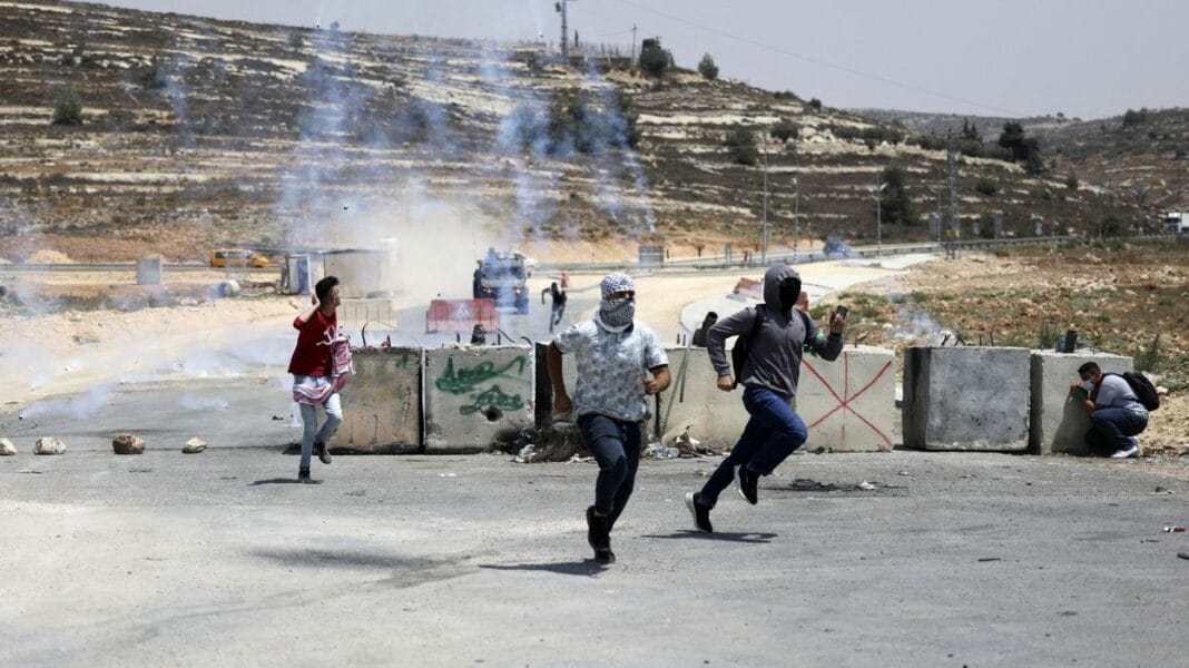 Manifestation en Palestine Manifestants palestiniens face aux barricades et à la police.