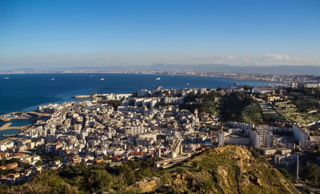 Vue aérienne d'Alger avec la mer Méditerranée en arrière-plan.