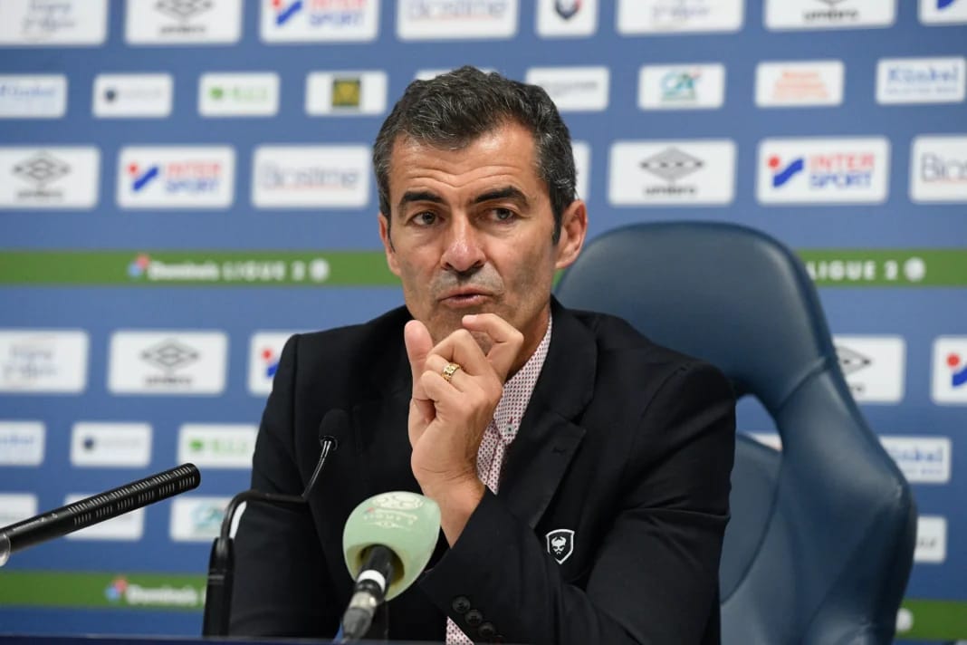 Rui Almeida, entraîneur portugais, lors d'une conférence de presse.