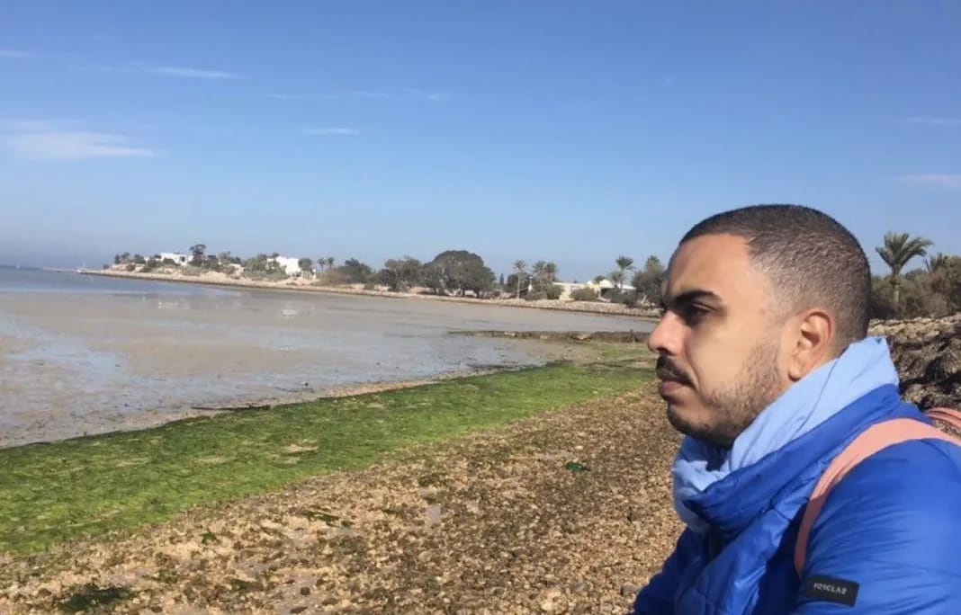 En Algérie, le chercheur Raouf Farrah va être libéré Jeune homme regardant la mer en Algérie, paysage côtier.