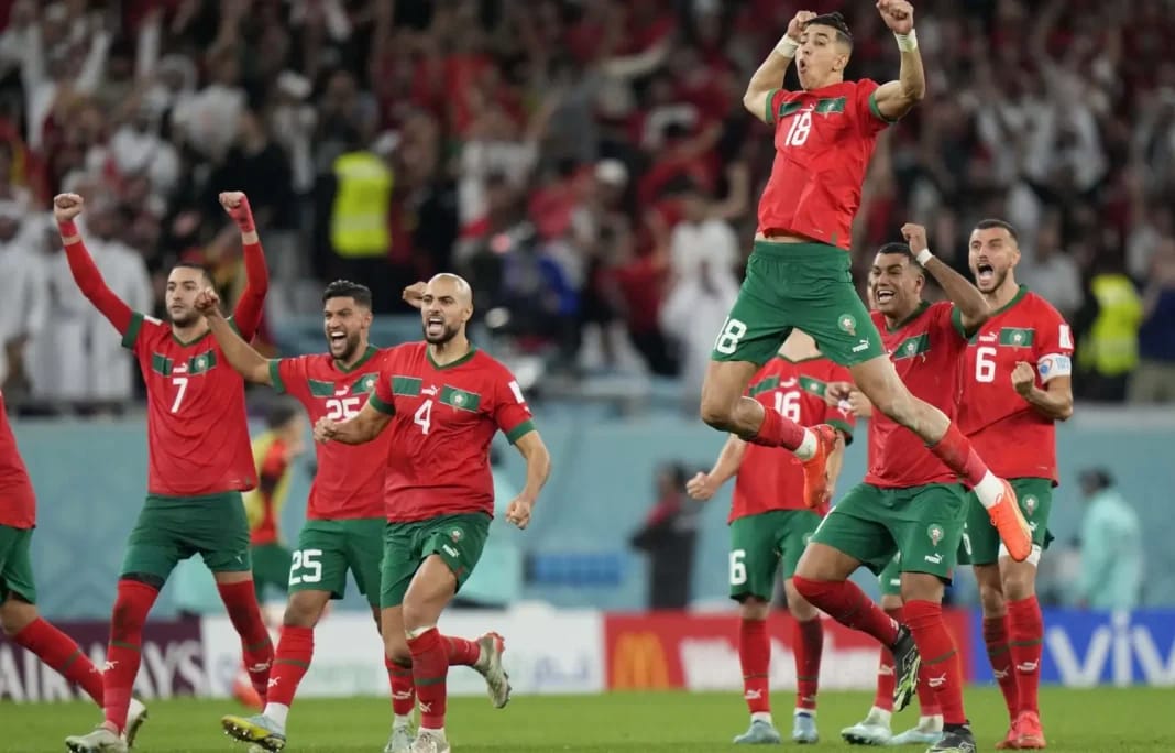 Coupe du Monde 2030 : voici comment le Maroc a surmonté les obstacles pour remporter l’organisation Joueurs marocains célébrant leur victoire lors d'un match de football.