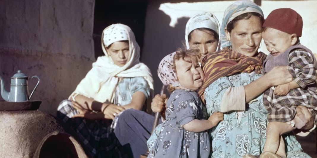Les camps de regroupement en Algérie, le dernier tabou de la guerre d’Algérie Femmes et enfants dans un camp de regroupement en Algérie.