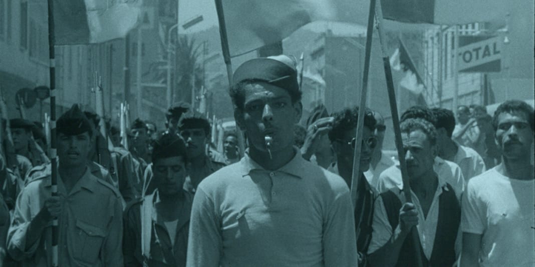 « Ciné-guérillas » : La Bataille des images pendant la Guerre d’Algérie Manifestants lors d'une marche pendant la Guerre d'Algérie, en noir et blanc.