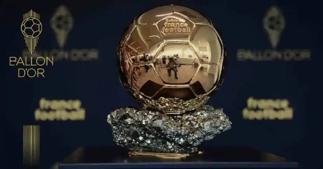 Trophée du Ballon d'Or 2023 en or brillant avec logo France Football.