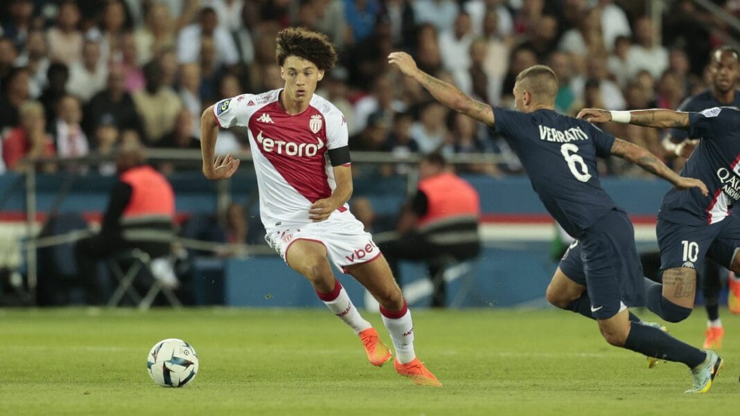 Maghnes Akliouche dribble le ballon face à un défenseur.
