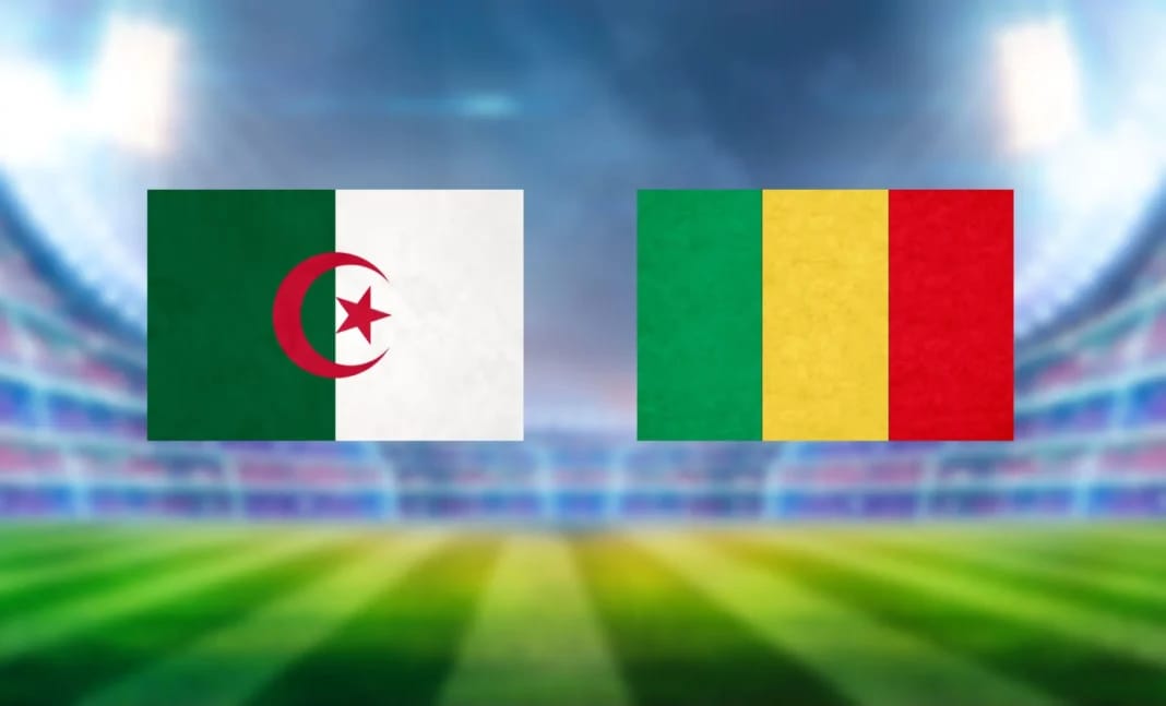 Drapeaux de l'Algérie et du Mali lors d'un match de football.
