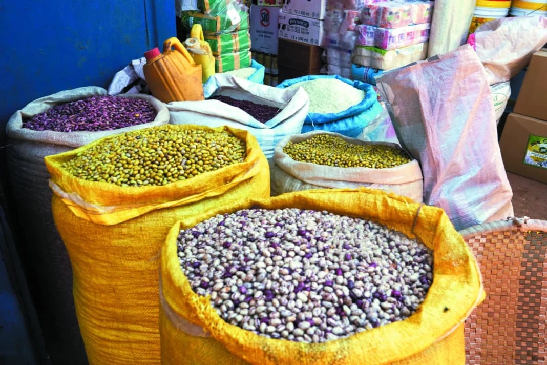 Sacs de légumes secs variés dans un marché algérien.