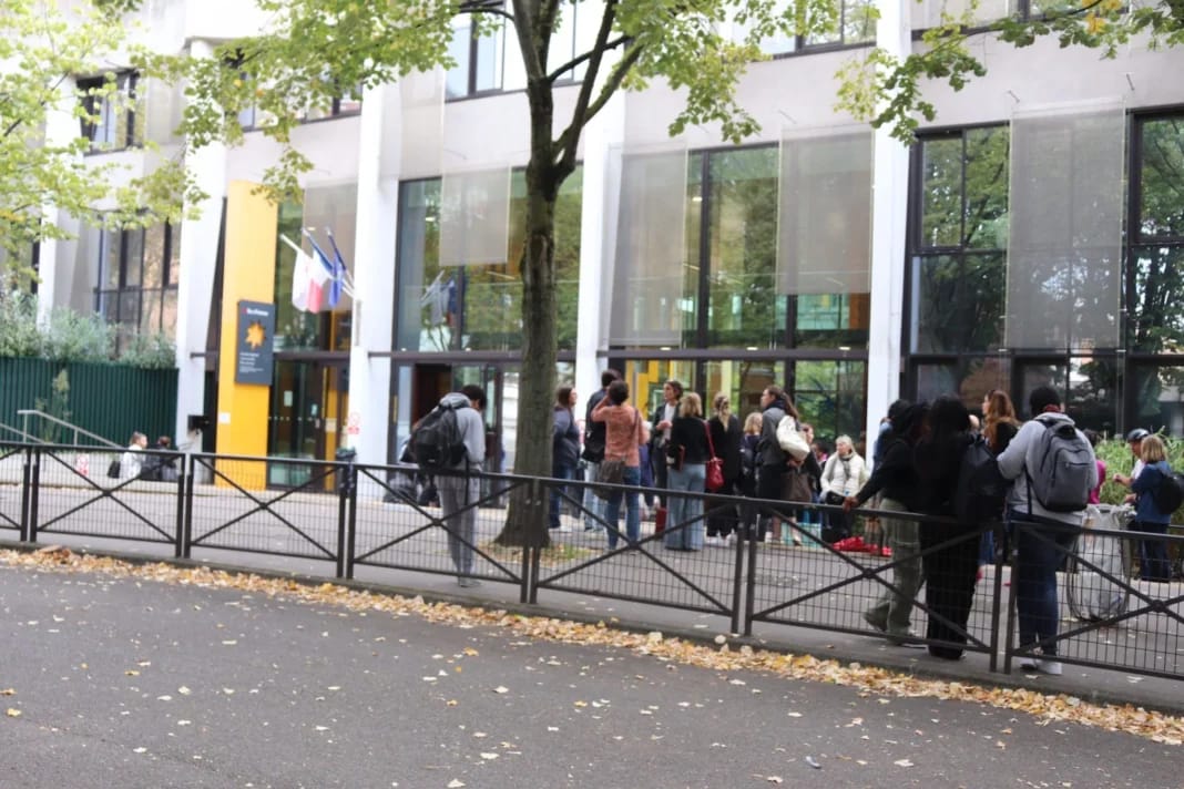 France : Les professeurs fuient 14 salles d’un lycée infestées par des punaises de lit Élèves et enseignants devant un lycée infesté par des punaises de lit.