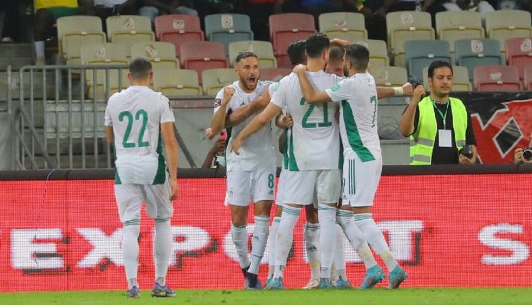 Joueurs de l'équipe d'Algérie célébrant un but.