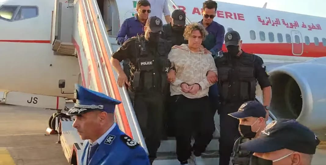 Yakoub Belhasni, présumé escroc, extradé d’Allemagne en Algérie Personne extradée d'Allemagne vers l'Algérie entourée de policiers.
