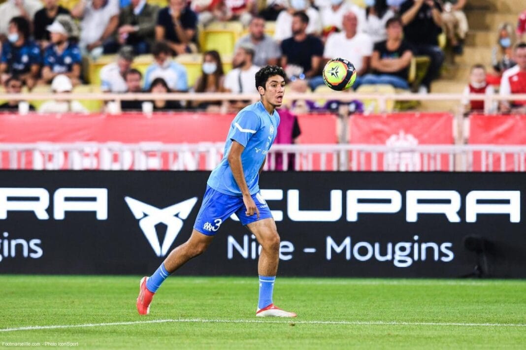 Bilal Nadir en action lors d'un match de football avec les Lions du Maroc.
