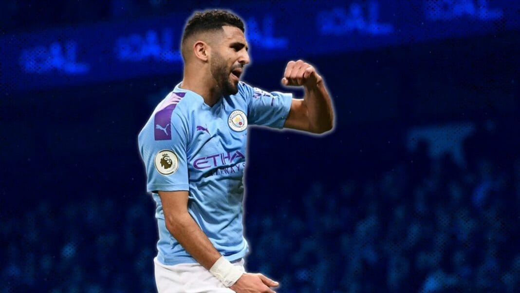 Riyad Mahrez célèbre lors d'un match de football avec Manchester City.