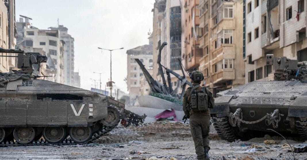 Attaque contre l’Association Algérienne El Baraka à Gaza : Un acte Odieux condamné Soldat dans une zone de conflit avec des tanks endommagés.