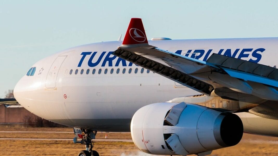 Avion Turkish Airlines en vol, prêt à décoller ou atterrir.