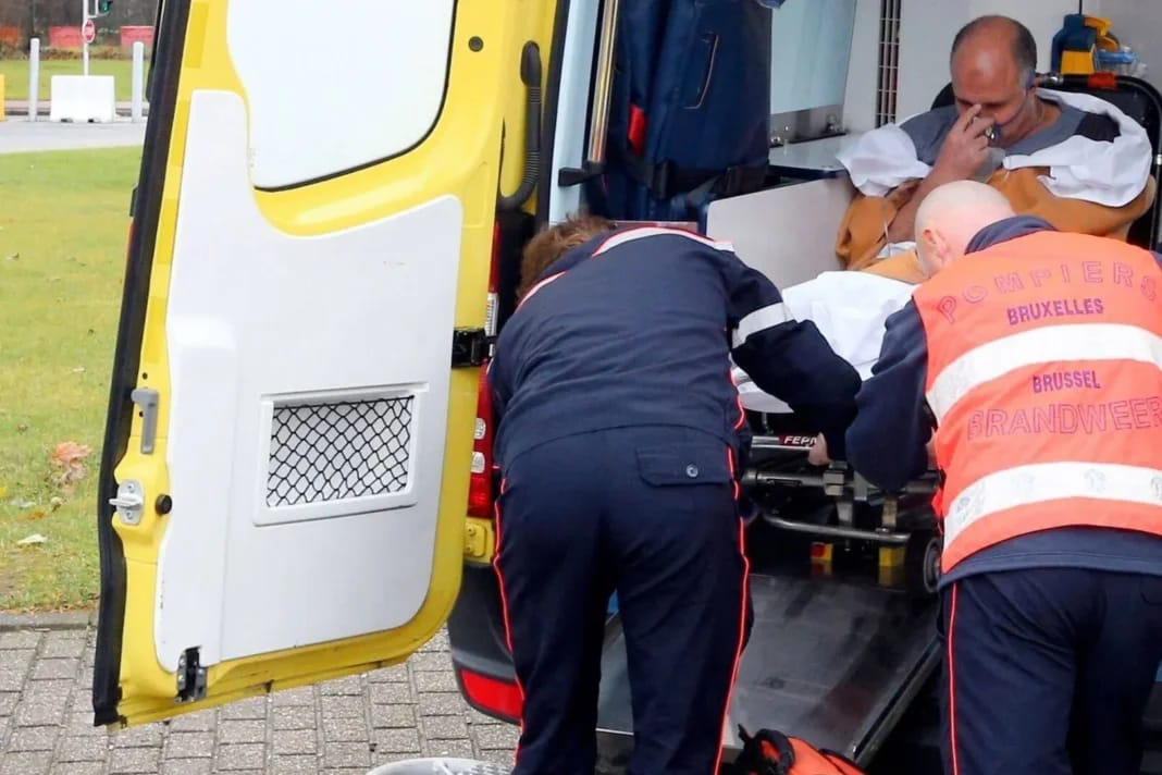 Secours médical aidant une fille de 9 ans intoxiquée au monoxyde de carbone.