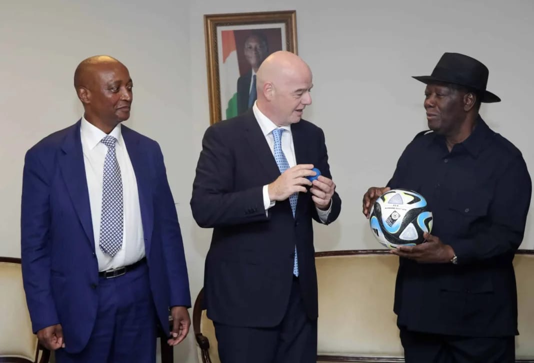 Rencontre officielle pour la CAN 2023 Trois hommes en discussion, un tenant un ballon de football officiel de la CAN 2023.