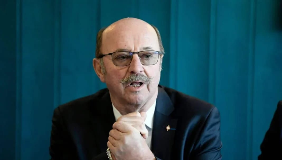 L’histoire se répète en France, un maire refuse de marier un sans-papiers algérien (vidéo) Homme politique exprimant une position ferme lors d'une réunion.