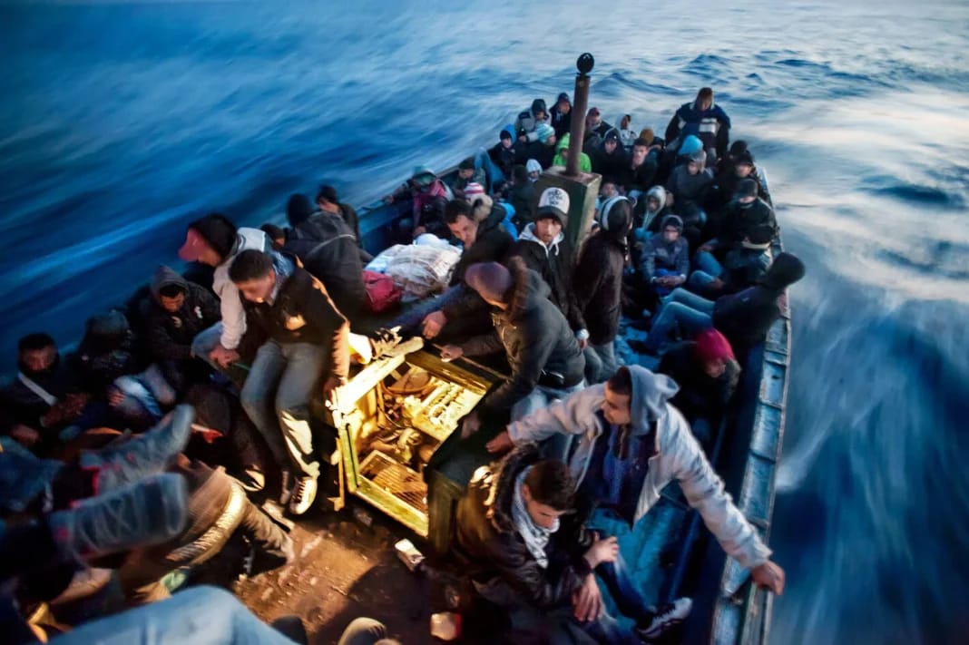 Migrants sur un bateau en mer Méditerranée, route secrète vers l'Espagne.