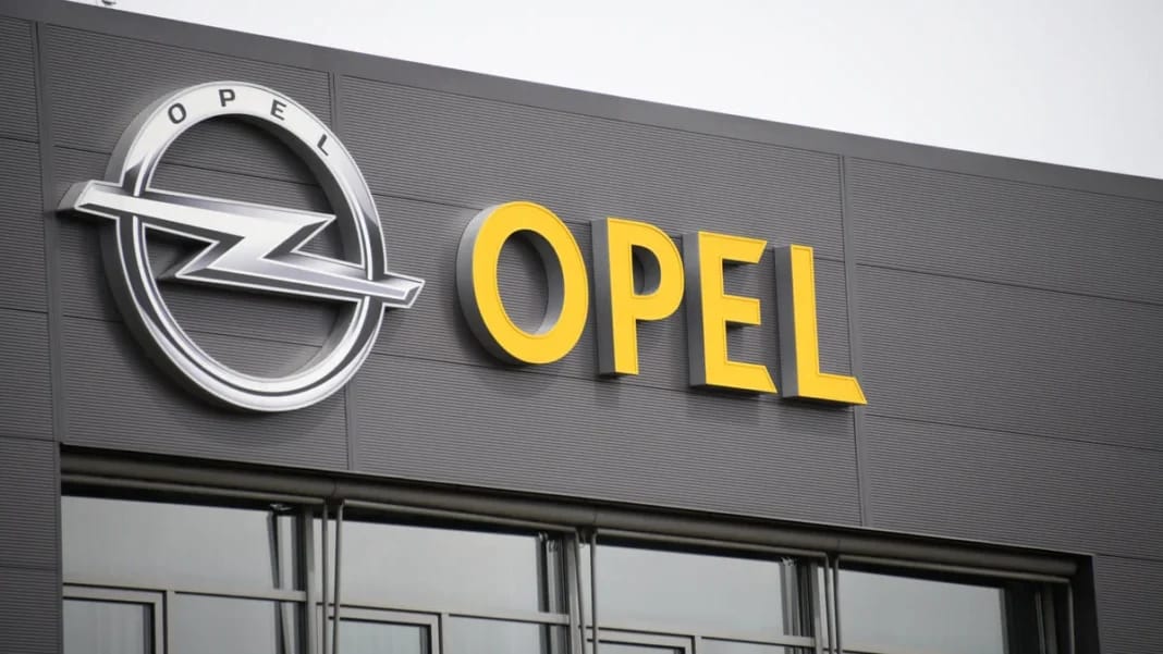 OPEL Algérie : la stratégie derrière la baisse drastique du prix des véhicules Logo Opel sur un bâtiment en Algérie.