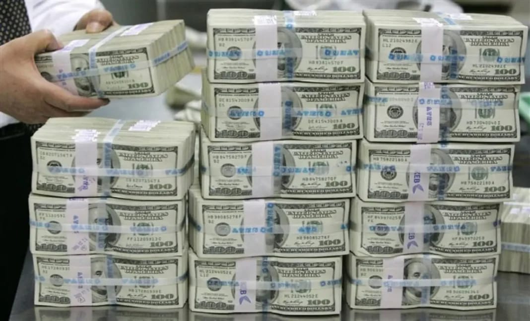 Pays les plus riches au monde : l’Algerie occupe ce rang Bündles de billets de 100 dollars empilés.