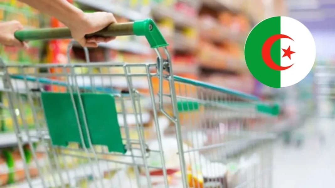 Plafonnement des prix en Algérie: voici la liste des produits concernés Chariot de supermarché en Algérie avec drapeau national.