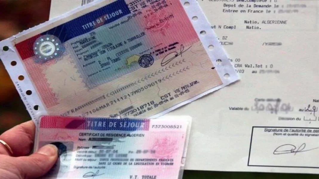 45 Ans de Séjour en France : le parcours d’un étranger retraité devenu sans-papiers Titre de séjour algérien avec documents de voyage.