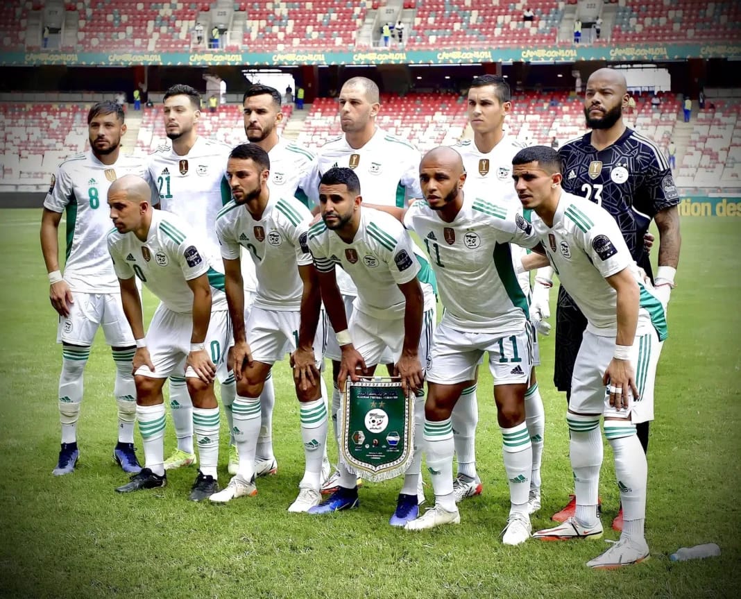 Top 40 des meilleurs clasicos en sélection: l’Algérie rafle 3 places Groupe de joueurs de football algériens en tenue officielle sur le terrain.
