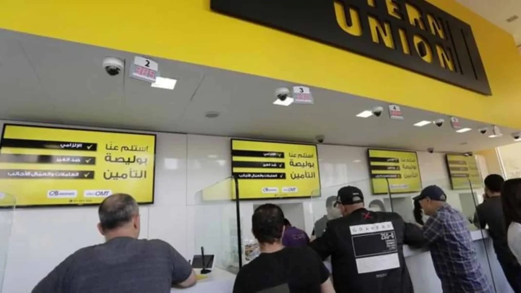 Transfert de fonds par la diaspora: l’Algérie à la traine pour cette raison Clients utilisant un service de transfert d'argent en Algérie.