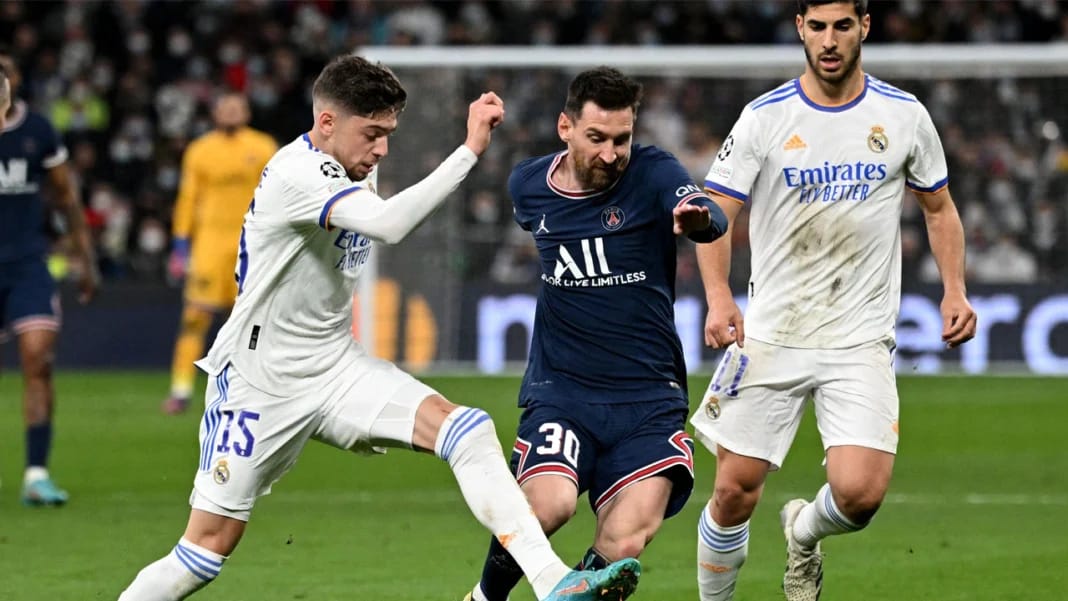 « Il faut le respecter, parce que… »Valverde à propos de Lionel Messi Lionel Messi et ses coéquipiers lors d'un match de football intense.