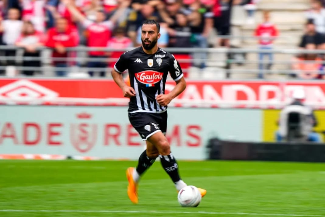 Joueur de football en pleine action lors d'un match.