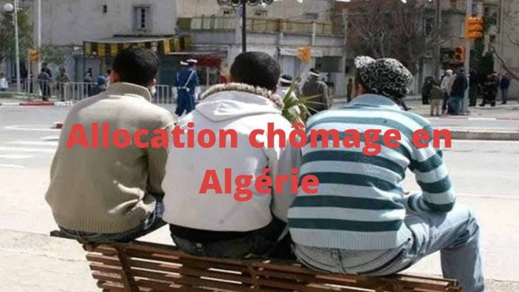 Jeunes en attente d'emploi en Algérie Trois jeunes hommes assis sur un banc, en attente d'emploi en Algérie.