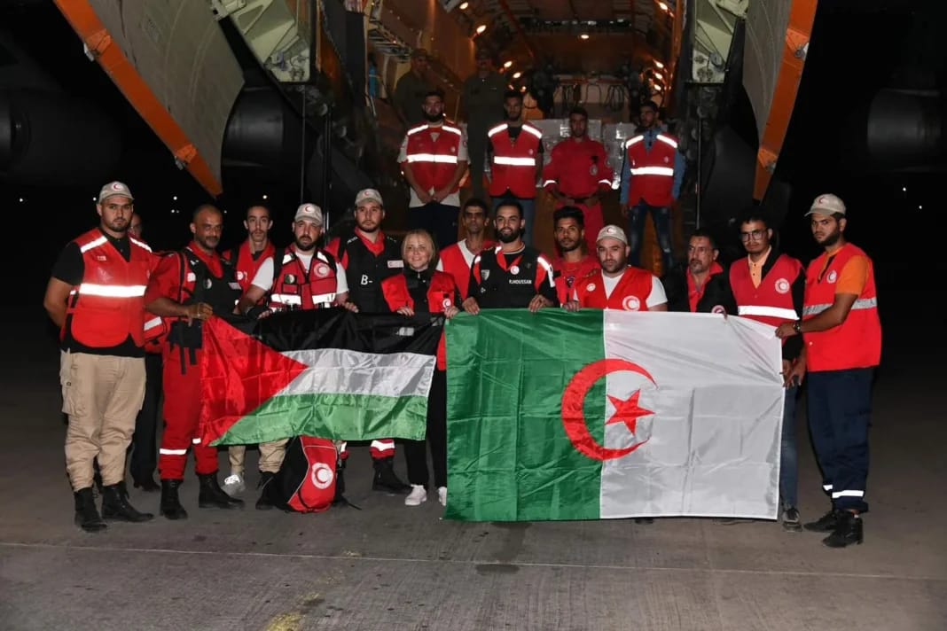 Algérie: Caravane de solidarité à l’endroit de Gaza Équipe de secours avec drapeaux palestinien et algérien.