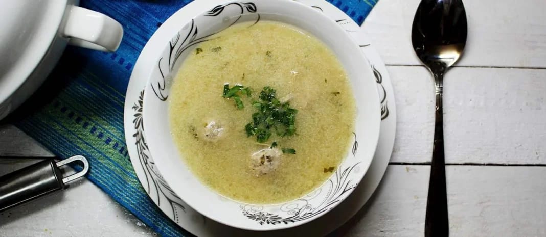 Chorba Beida dans un bol blanc avec herbes fraîches.