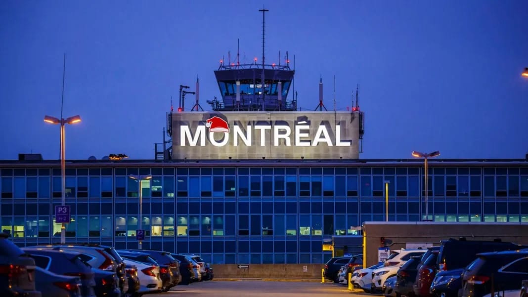 Découvrez les innovations de l’Aéroport Montréal visant à améliorer l’expérience des voyageurs, Algériens Vue de nuit de l'aéroport Montréal avec panneau lumineux.
