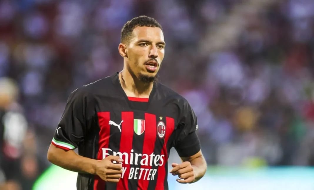 Ismaël Bennacer joueur de football algérien en action sur le terrain.