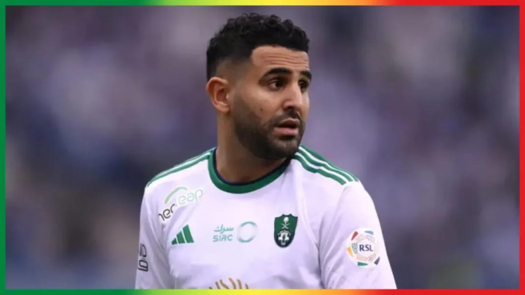 Riyad Mahrez, joueur algérien, en pleine action sur le terrain.