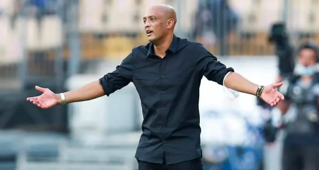 CAN 2023 : La Mauritanie crée la surprise en éliminant l’Algérie, Amir Abdou révèle la stratégie gagnante Entraîneur de la Mauritanie gesticulant lors d'un match de football.