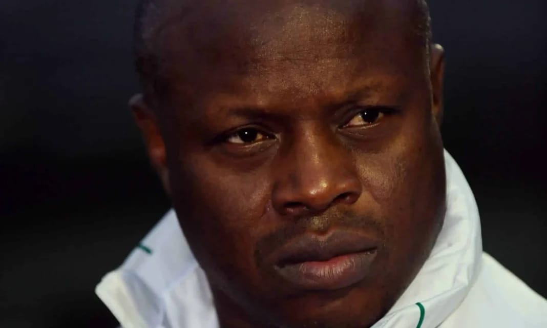 CAN 2023 : le Maroc et l’Algérie sont les grands favoris selon ce cadre Sénégalais Homme sénégalais concentré, regard sérieux, portant une veste blanche.