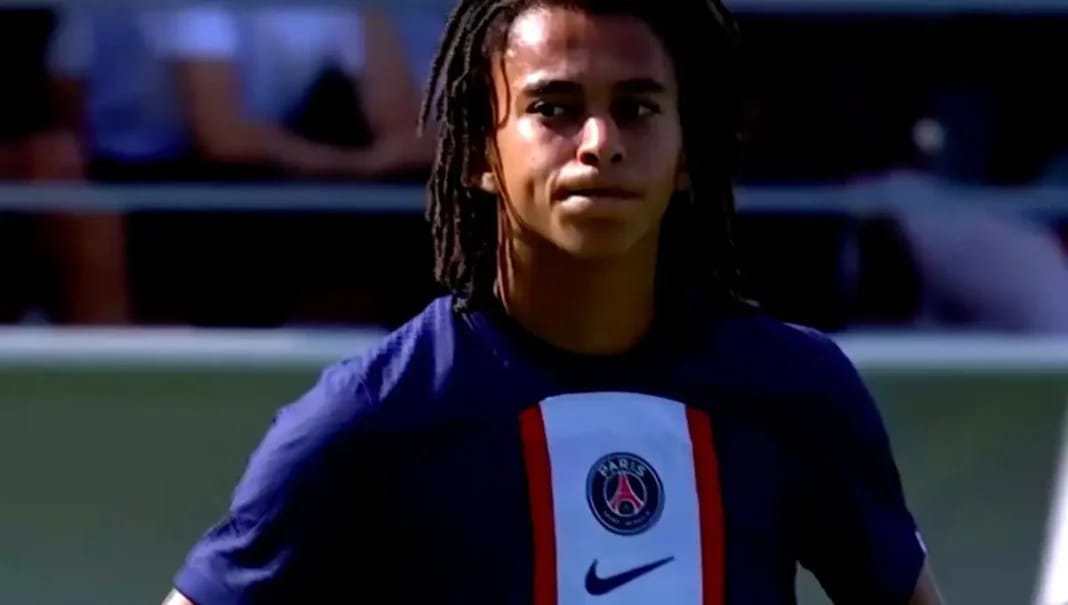 Ethan Mbappe vivement lynché par les Marseillais. La raison… Ethan Mbappe en entraînement au PSG, portant le maillot du club.