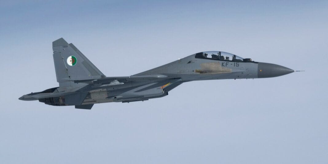 F-16 en vol, interceptant un appareil de ravitaillement français.