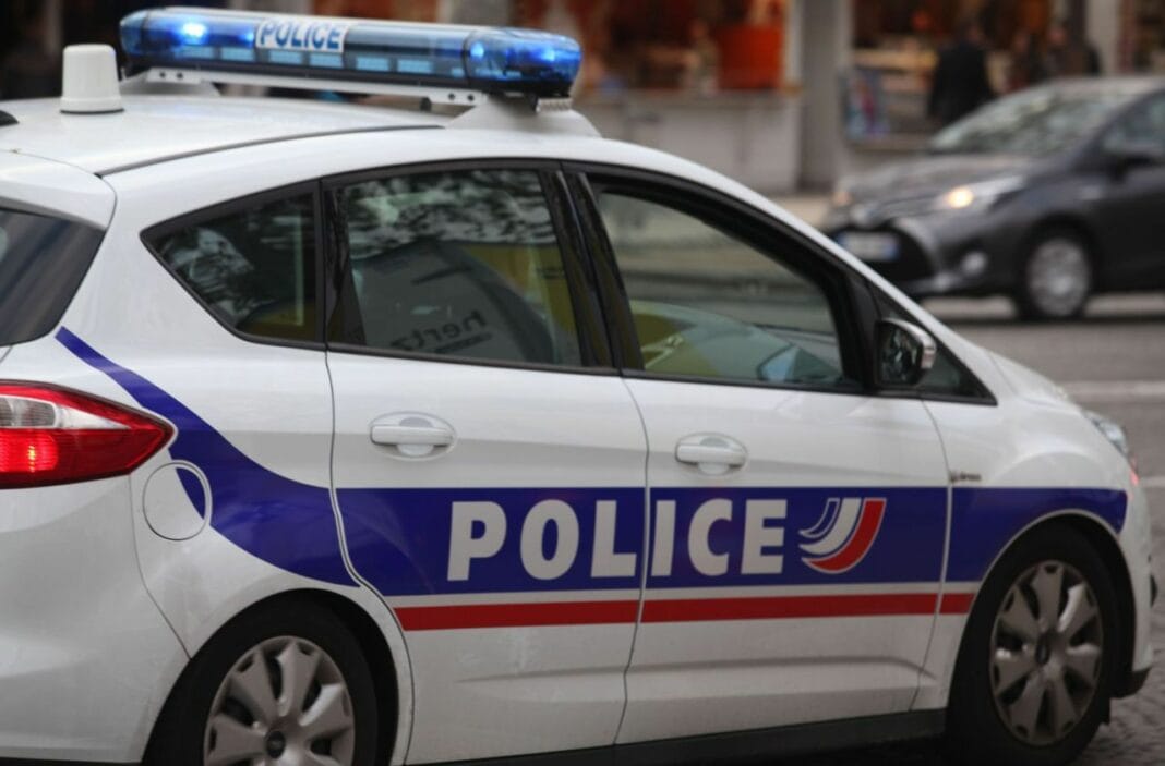 Ariège : policier grièvement blessé, l’Auteur sous OQTF interpelé à domicile Voiture de police en Ariège avec sirène allumée.