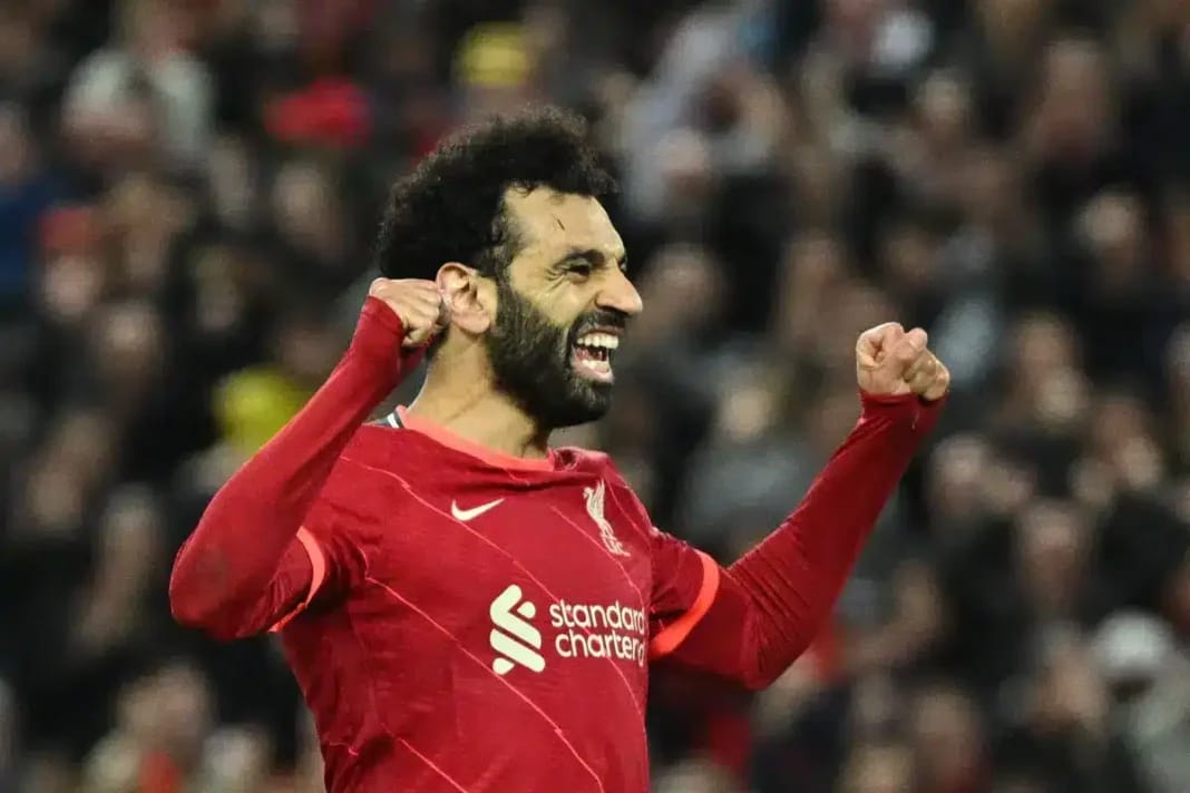 Mohamed Salah célèbre avec enthousiasme lors d'un match de football.