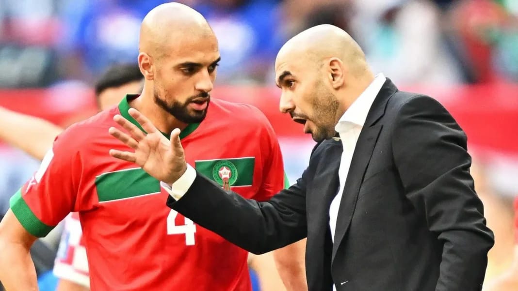 CAN 2023 : la liste élargie de Walid Regragui dévoilée en exclusivité Entraîneur Walid Regragui donne des instructions à un joueur lors d'un match.