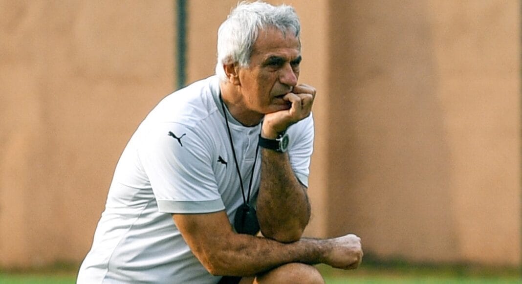 Vahid Halilhodzic, entraîneur, en pleine réflexion lors d'un entraînement.