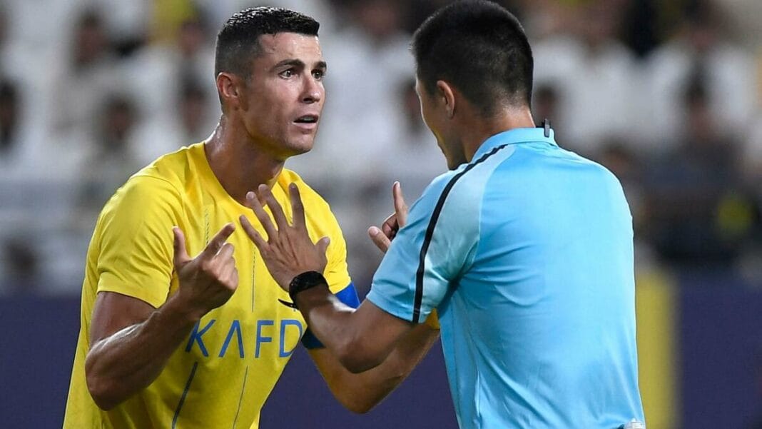 Désillusion pour Ronaldo : Al-Nassr s’incline 3-0 face à Al-Hilal en Saudi Pro League Ronaldo en dispute avec l'arbitre lors d'un match de football en Arabie Saoudite.